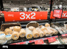 tre-per-due-speciali-segno-sul-contatore-di-formaggio-nel-supermercato-carrefour-in-spagna-p78...jpg